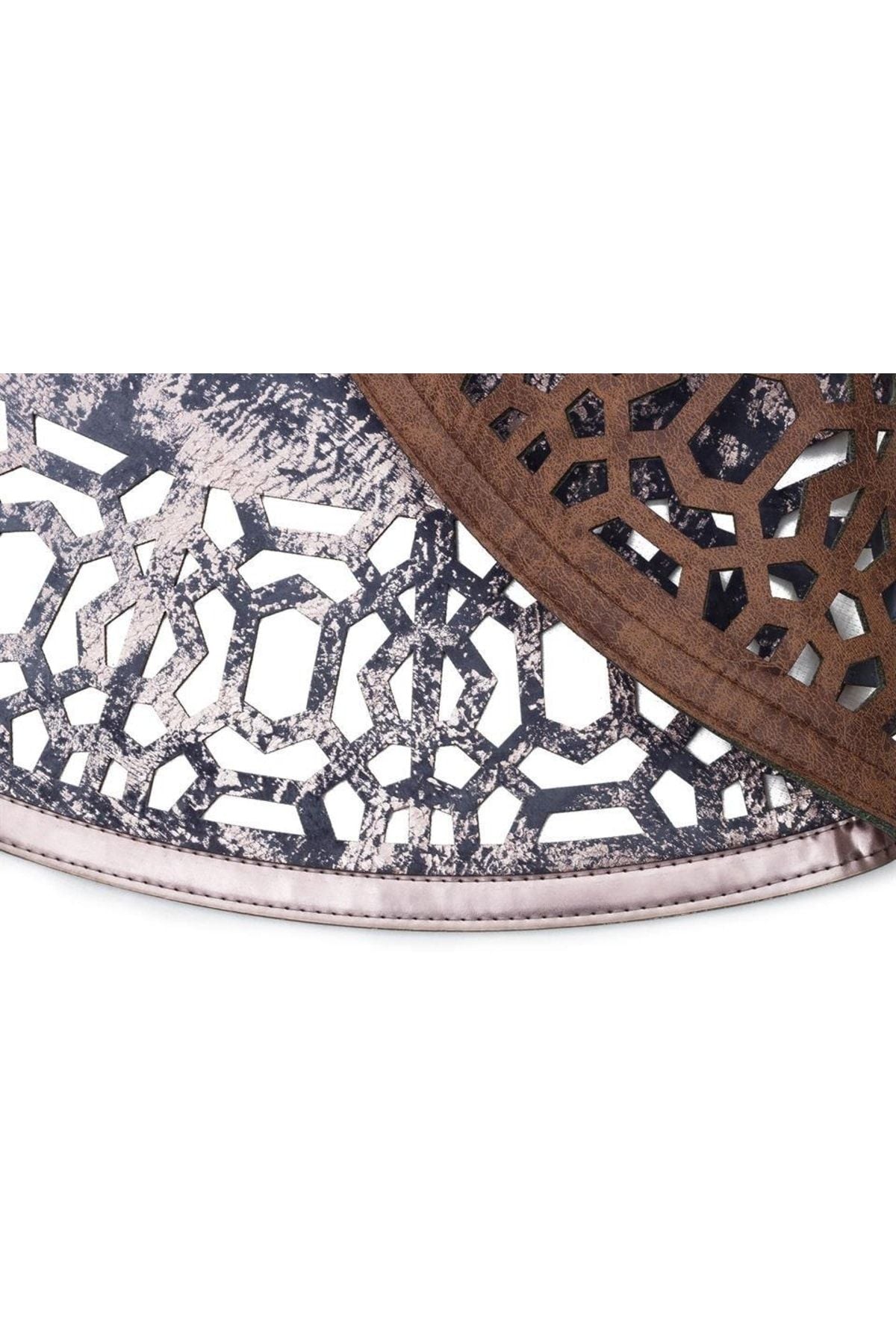 Klasik Ve Modern Işleme Ve Oymaya Sahip Parlak Bordürlü Suni Deri Halı