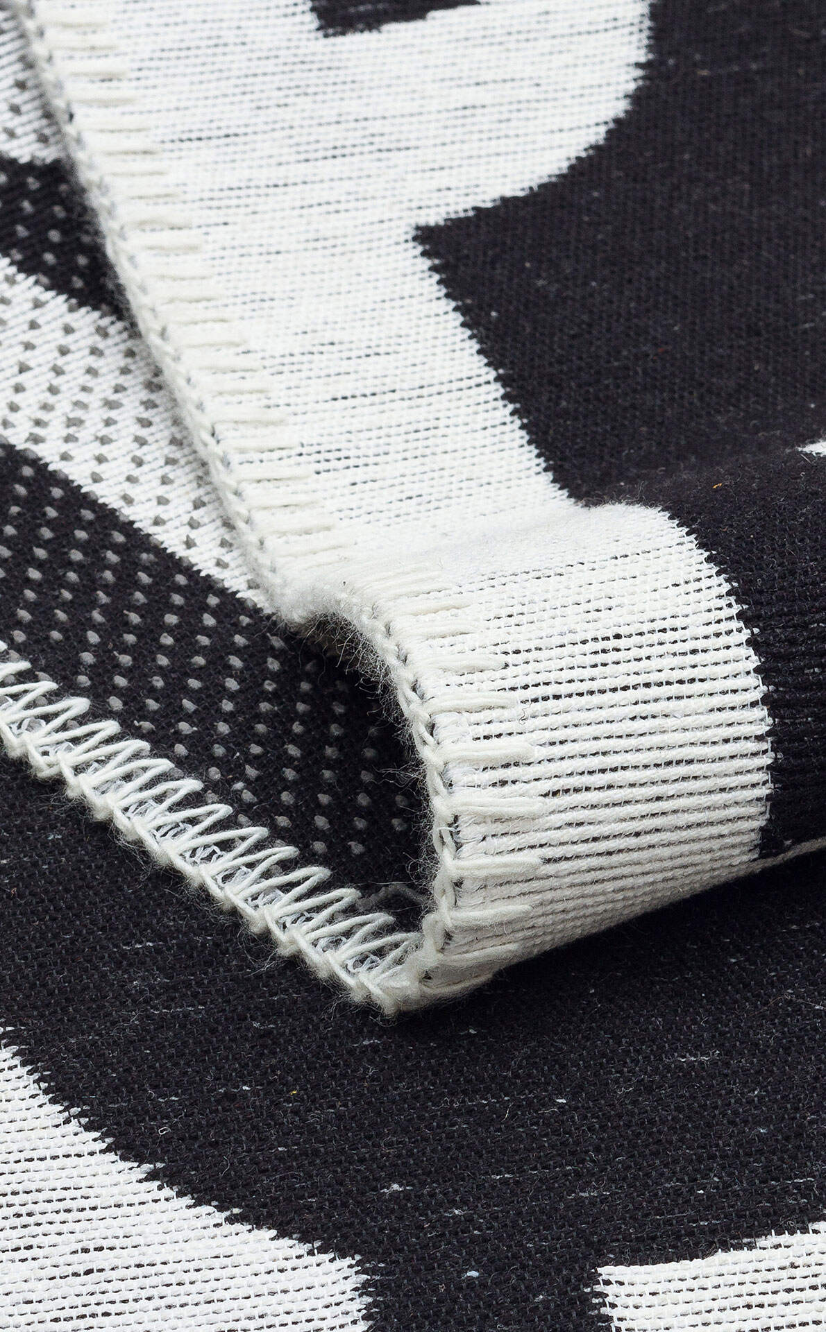 Arya Neo ARN 07 Beyaz Siyah - Yıkanabilir Çift Taraflı Modern Dokuma Kilim