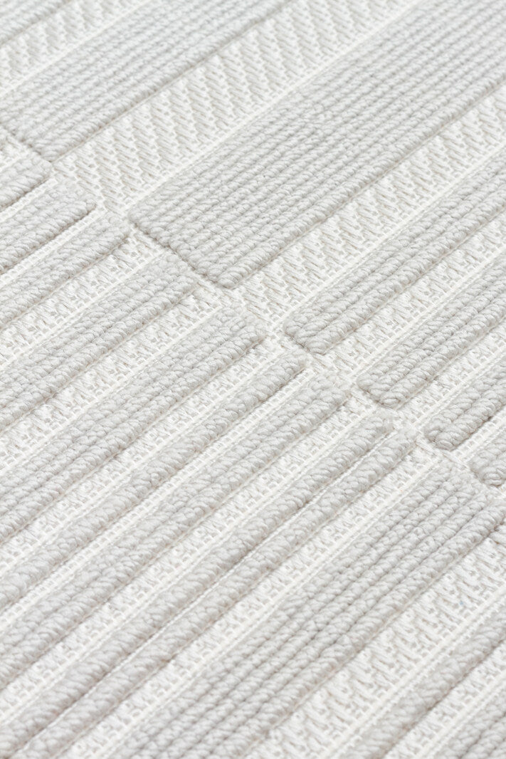 MONO LOOP 01 Gri Bukleli Sisal Dokuma Yıkanabilir Kaymaz Tabanlı Kolay Temizlenebilir Makine Halısı